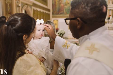 padre fazendo sinal da cruz em bebê em batizado - fotografa no abc'