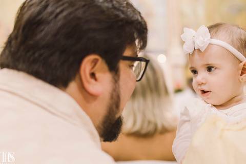 bebê olhando para pai em batizado - fotografa em sbc'