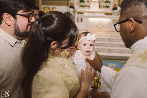 padre fazendo sinal da cruz em bebê batizado - fotografa em santo andré '