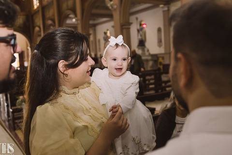 bebê no colo de madrinha em batizado - fotografa em sbc'