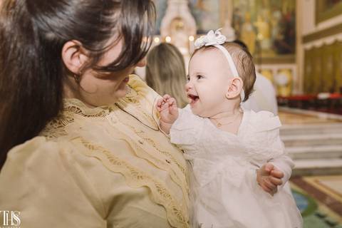 bebê rindo para madrinha em batizado - fotografa em sbc'