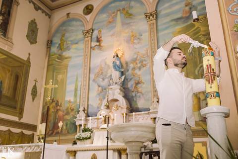 padrinho acendendo vela em batizado - fotografa no abc'