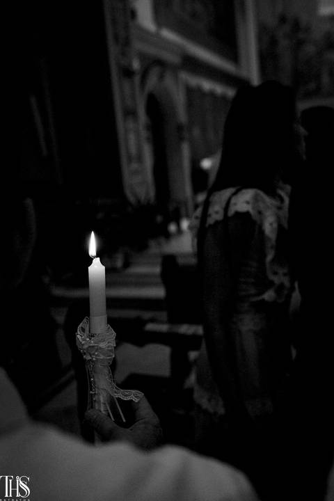 foto preto e branco de detalhe vela em batizado - fotografa em sbc'