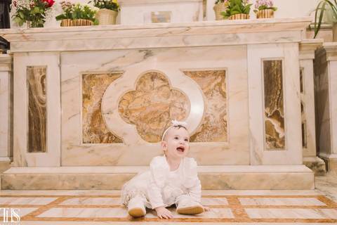 bebê no altar em batizado sorrindo rindo - fotografa no abc'