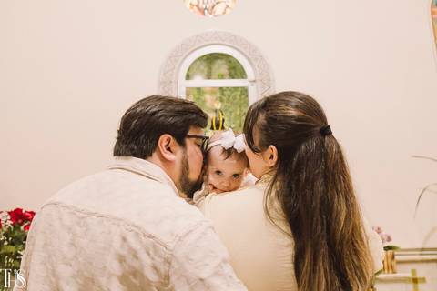 pais beijando rosto de filha em batizado - fotografa em sbc'