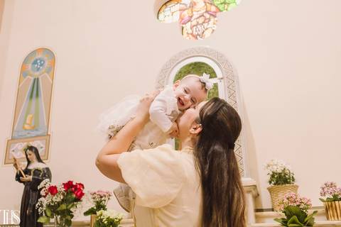 mãe beijando rosto de bebê em batizado - fotografa em sp'