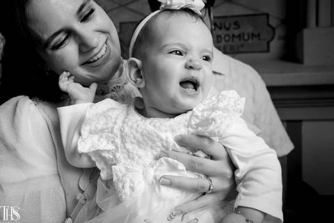 foto preto e branco mãe com filha no colo em batizado - fotografa em sbc'