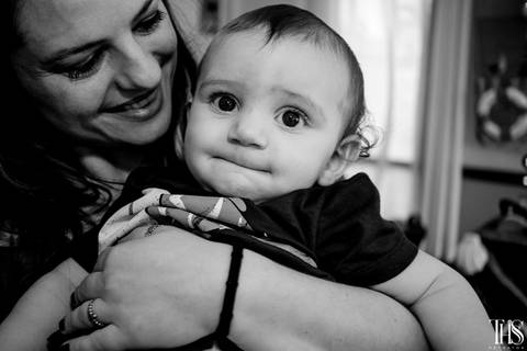 Bebê com a mãe em festa de aniversário em São Bernardo do Campo - SP Foto pela fotografa Thaís Silvério'