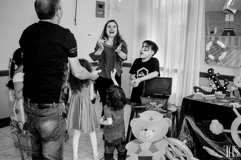 Mãe jogando doces para as crianças em festa de aniversário do seu filho Luigi em São Bernardo do Campo - SP'