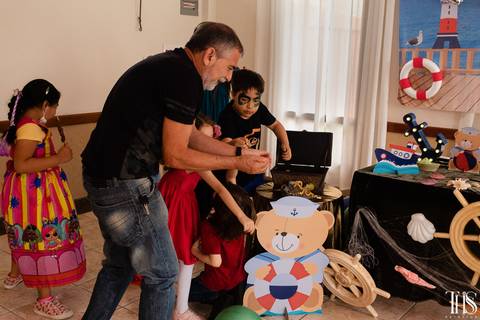 Crianças pegando doces em festa infantil'
