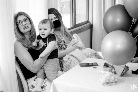 Bebê com convidados da festa de aniversário em São Bernardo do Campo - SP'