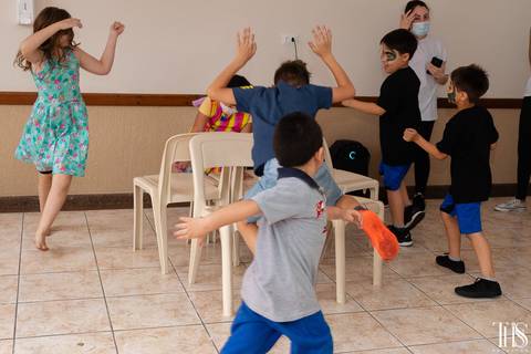 Dança das cadeiras e criança fazendo a festa em aniversário na cidade de Sâo Bernardo do Campo - SP Foto pela fotografa Thaís Silvério'