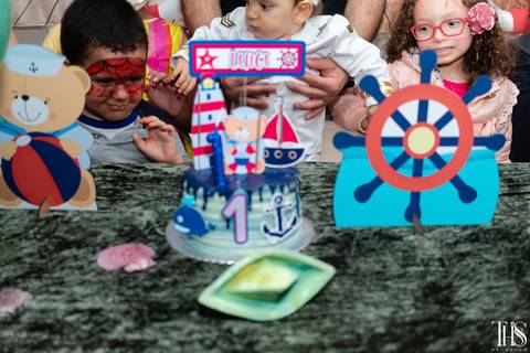 Criança querendo atacar o bolo em festa infantil na cidade de São Bernardo do Campo - SP. Foto pela fotografa Thaís Silvério'