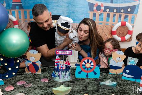 Foto dos pais e bebê assoprando a velinha no seu aniversário de 1 ano na cidade de São Bernardo do Campo'
