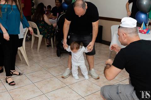 Bebê curtindo a festa com o tio e os pais em salão de festas na cidade de São Bernardo do Campo - SP'