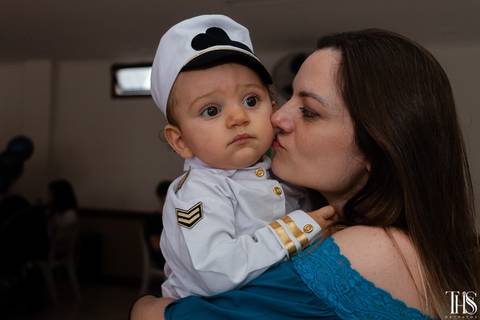 Carinho de mãe no filho que completou 1 ano na cidade de São Bernardo do Campo - SP Foto pela fotografa Thais Silvério'