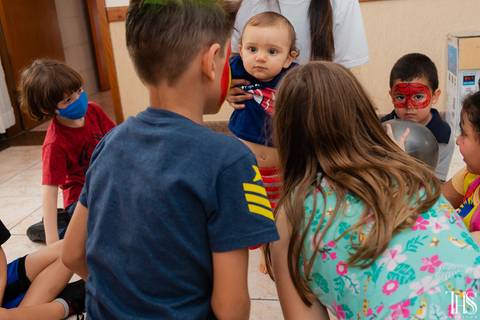 Bebê brincando com as crianças em São Bernardo do Campo - SP Foto pela fotografa Thaís Silvério'