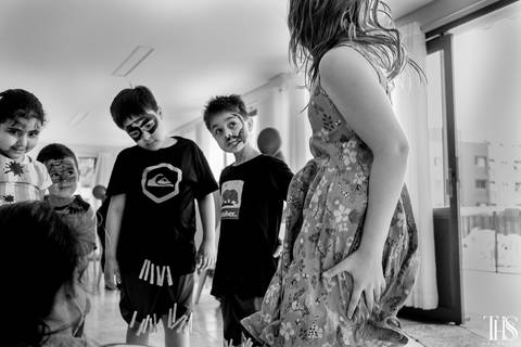 Brincadeira de criança com pregadores de roupa em São Bernardo do Campo - SP Foto pela fotografa Thaís Silvério'