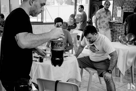 Convidados no momento que derrubaram cerveja em festa infantil em São Bernardo do Campo - SP'