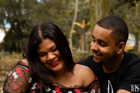 Foto espontânea de casal brincando na grama em São Bernardo do Campo - SP'
