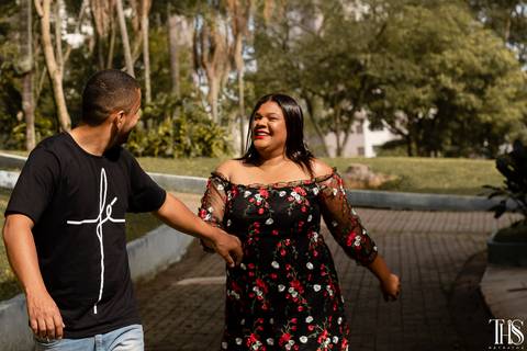 Ensaio fotográfico de casal - casal correndo'