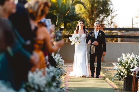 Casamento Vale Imperial Eventos Mococa casamento no campo casamento ao ar livre casamento no por do sol fotografo de casamento em ribeirao preto fotografia de casamento ribeirao preto vestido de noiva cerimonia no campo sapato de noiva penteado de noiva'