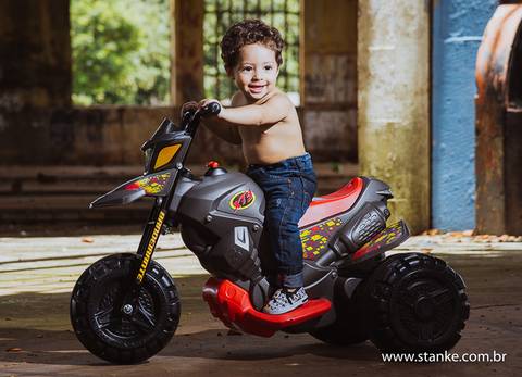 Arthur montado em sua motoca, no ensaio de 01 ano, realizado na Rotunda, em  Campo Grande-MS. Fotos feitas por Pedro Stanke,'