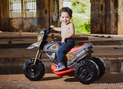 O sorriso do Arthur montado em sua motoca, na Rotunda, em Campo Grande-MS. Fotos feitas por Pedro Stanke,,'