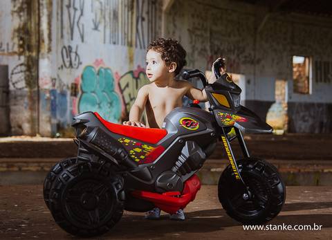 Arthur e sua motoca, no seu ensaio de 01 ano, realizado na Rotunda, em  Campo Grande-MS. Fotos feitas por Pedro Stanke,'