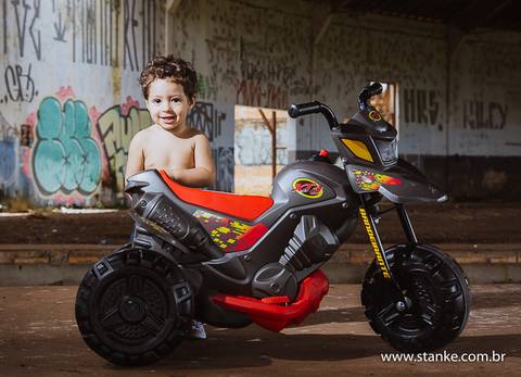Arthur com seu sorriso lindo, junto com a sua motoca, ensaio realizado na Rotunda, em  Campo Grande-MS. Fotos feitas por Pedro Stanke,'