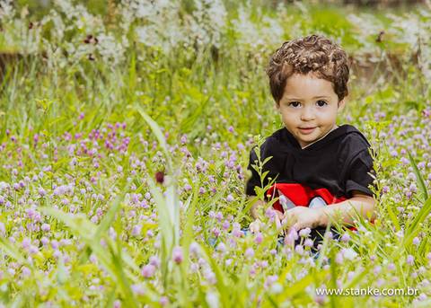 Arthur e sua carinha de sapeca entre as folhinhas do chão, no seu ensaio de 01 ano, realizado na Rotunda, em  Campo Grande-MS. Fotos feitas por Pedro Stanke,'