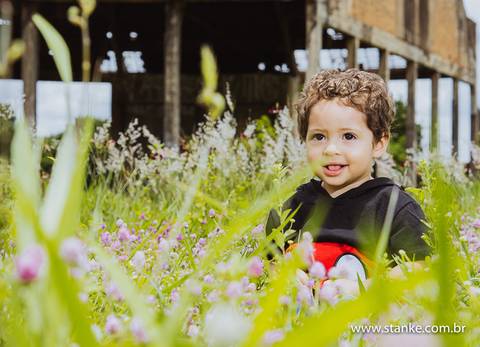 Arthur sentando na grama, no seu ensaio de 01 ano, realizado na Rotunda, em  Campo Grande-MS. Fotos feitas por Pedro Stanke,'