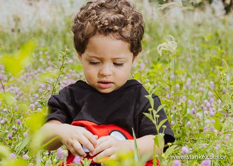 Ensaio de 1 ano do Arthur,  distraído mexendo nas folhinhas do chão, no seu ensaio de 01 ano, realizado na Rotunda, em  Campo Grande-MS. Fotos feitas por Pedro Stanke,'