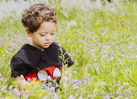 Ensaio de 1 ano do Arthur, sentado no chão e em volta cheio de florzinhaas, ensaio realizado na Rotunda, em  Campo Grande-MS. Fotos feitas por Pedro Stanke,'