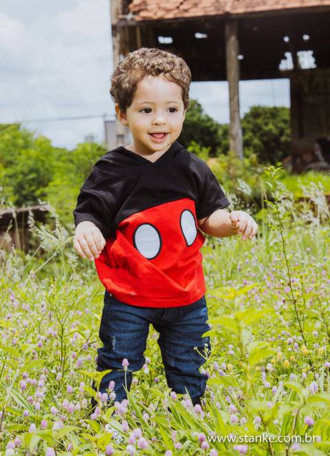 Arthur,  caminhando na grama em seu ensaio de 01 ano, realizado na Rotunda, em  Campo Grande-MS. Fotos feitas por Pedro Stanke,'