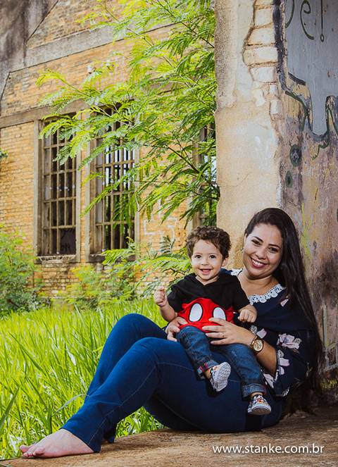 Ensaio de 1 ano do Arthur e sua mãe, sentando no chão da Rotunda, em  Campo Grande-MS. Fotos feitas por Pedro Stanke,'