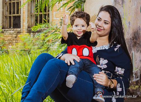 Arthur e sua mamãe sentados no chão com um lindo sorriso. as fotos  de 1 ano, na Rotunda, em  Campo Grande-MS. Fotos feitas por Pedro Stanke,'