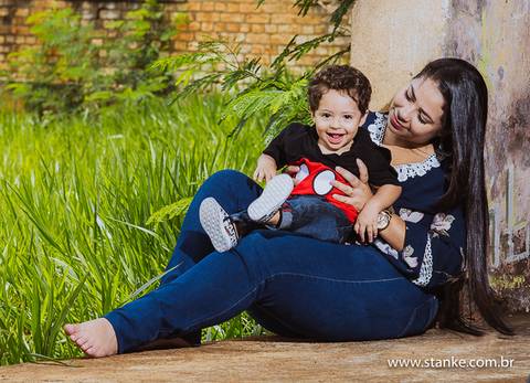 Ensaio de 1 ano do Arthur, super feliz junto com sua mamãe, na Rotunda, em  Campo Grande-MS. Fotos feitas por Pedro Stanke,'