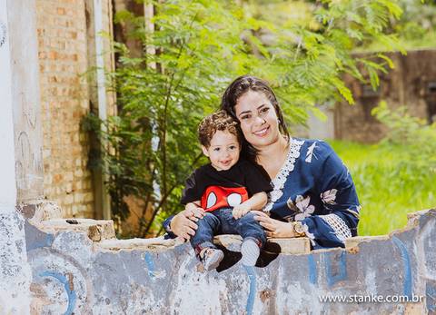 Arthur e sua mamãe junto ao muro em ruínas da Rotunda,  em  Campo Grande-MS. Fotos feitas por Pedro Stanke,'