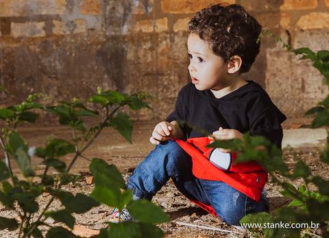 Arthur mexendo na terra no fim do ensaio de 1 ano na Rotunda, em  Campo Grande-MS. Fotos feitas por Pedro Stanke,'