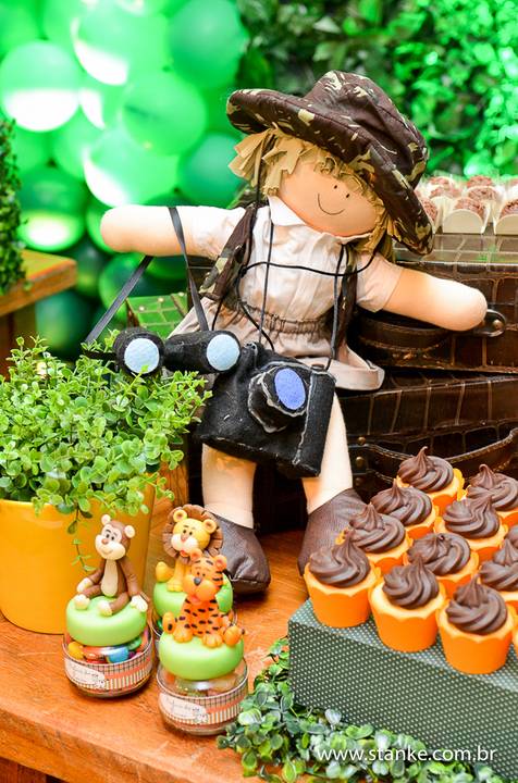 Detalhes da mesa do Lucas 1 aninho,  bonequinho com binóculos e câmera fotográfica, fotos feita no espaço Parabéns, em Campo Grande-MS.'