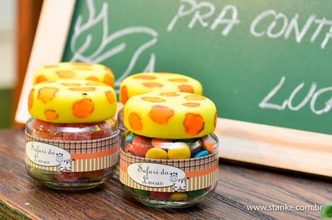 Lucas 1 aninho, potes com docinhos na mesa do bolo, super decorada com o tema safari, fotos feita no espaço Parabéns, em Campo Grande-MS.'