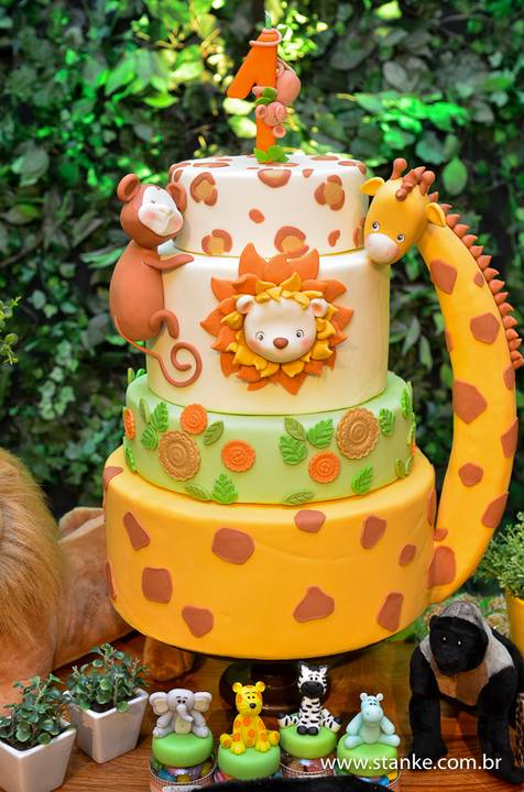 O bolo da festa do Lucas de um aninho, super decorado com o tema safari, fotos feita no espaço Parabéns, em Campo Grande-MS.'