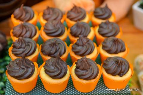 Lucas 1 aninho, mesa do bolo, detalhes do docinhos de chocolate, fotos feita no espaço Parabéns, em Campo Grande-MS.'