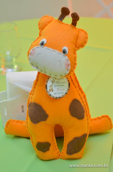 Girafa bichinho decorativos da mesa do bolo, o tema safari, do aniversario do Lucas 1 aninho, fotos feita no espaço Parabéns, em Campo Grande-MS.'