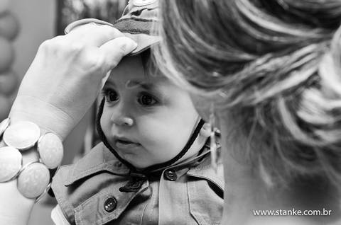 Lucas, e sua mãe ajeitando o seu chapeuzinho, um close em preto em branco, do aniversario do Lucas 1 aninho, fotos feita no espaço Parabéns, em Campo Grande-MS.'