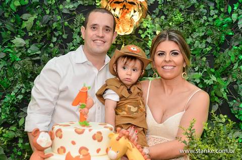 Os pais e Lucas atrás do bolo de aniversario do Lucas 1 aninho, fotos feita no espaço Parabéns, em Campo Grande-MS.'