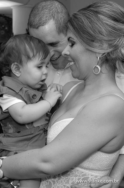 Uma linda foto Preto e Branco dos pais do Lucas juntinhos, e o Lucas no colo, na  festa de aniversario do Lucas 1 aninho, fotos feita no espaço Parabéns, em Campo Grande-MS.'