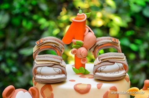 Detalhes nas sandálias do Lucas sobre o bolo e junto com a velinha de um aninho. fotos feita no espaço Parabéns, em Campo Grande-MS.'