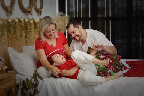 kikarodrigues, guarulhos, ensaio de natal, estudio, marrom, classico, boho, luxo, elegante, preto, branco, mulher, família, bebê, criança, papai noel, presente'